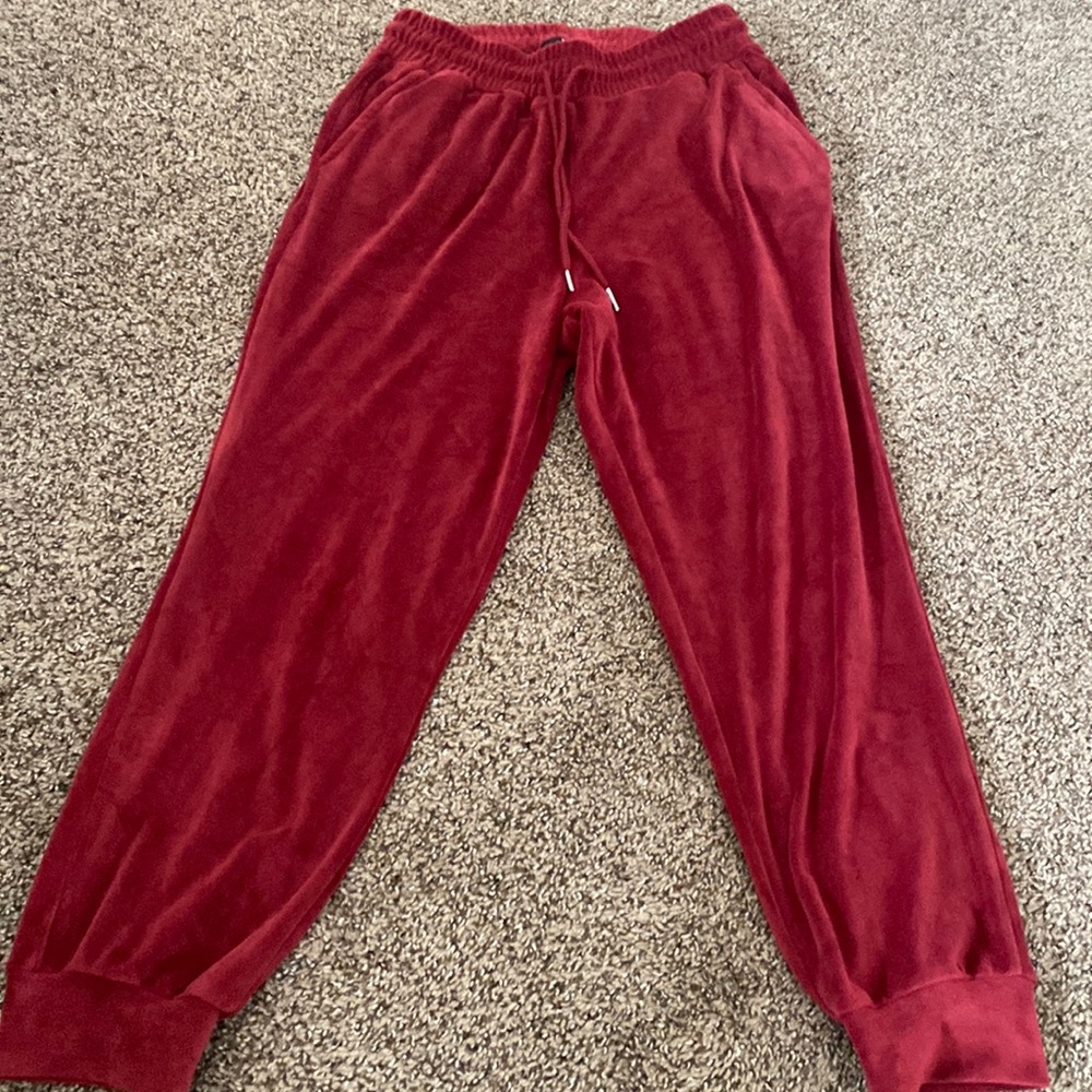 Velvet red joggers with pockets